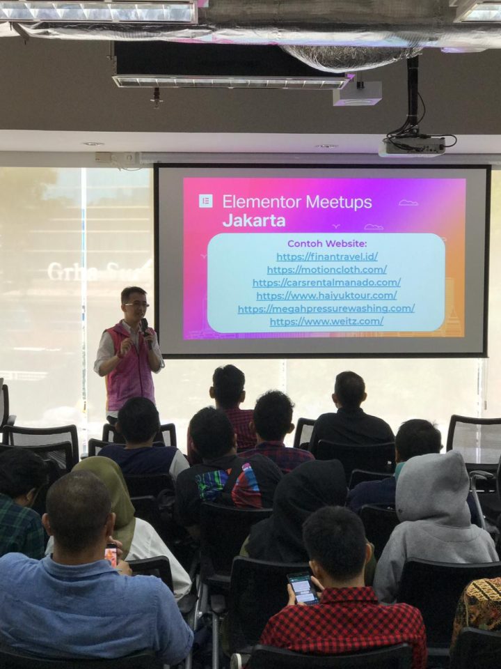 Clement_talking_to_group